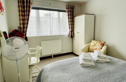 Somers 4 bed House off road parking pet friendly - Foto 27