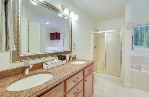 Spacious Lakefront New Auburn Home with Sunroom - Foto 14