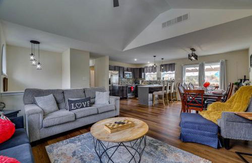 Lakefront Pocono Retreat with Hot Tub and Movie Hub - Foto 7