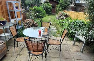 Lovely artist's home ecently refurbished - Photo 22