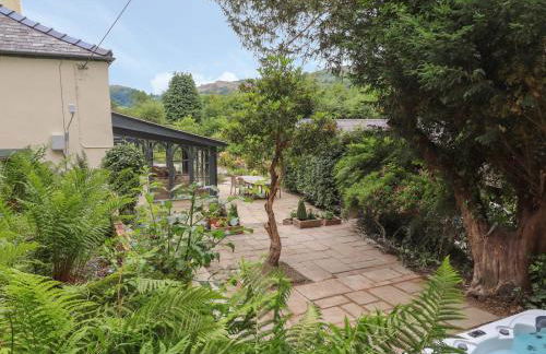 Cwmalis Hall - Photo 4