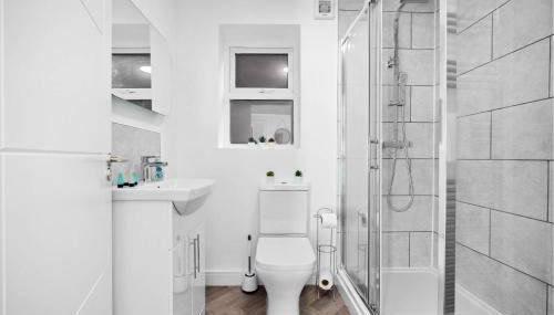 Stylish Apartment - Fast WiFi - Netflix - On Street Parking 1BR - Foto 5, towels, Shower