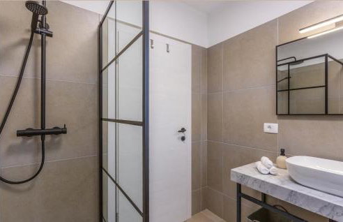 Amazing Home In Jurdani - Foto 33