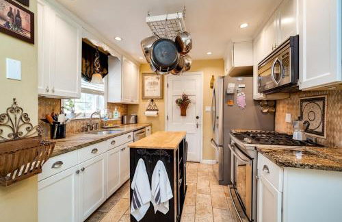 Antique Charm 3BR Gourmet Kitchen & Large Yard - Foto 3