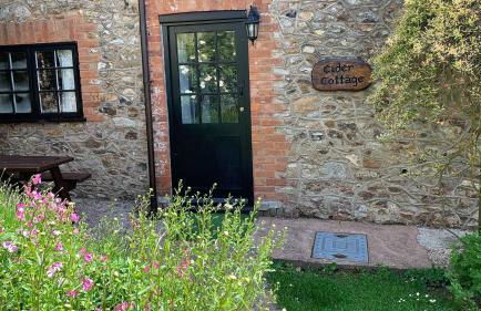 Cider Cottage - 3 Bedroom - Onsite Parking - Photo 12