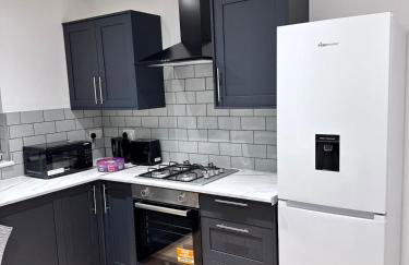 Modern 4 Bedroom House Sleeps 10 Free Parking Liverpool - Foto 9