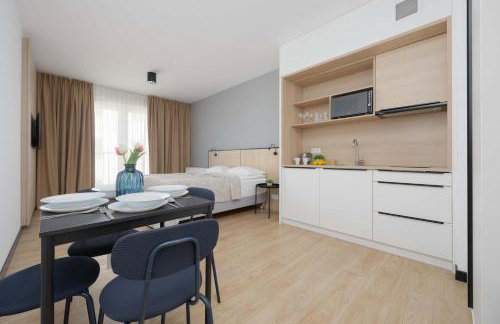Bright Apartments with Air Conditioning, close to the Metro Station and PGE National by Noclegi Renters - Foto 8