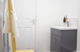 6 BR 3 Bath Spacious Tudor House & Free Parking - Foto 44