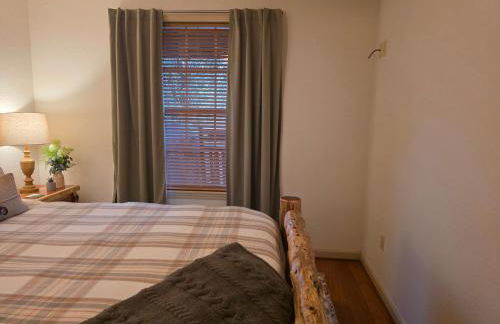 Riverfront Little Red Cabin, World-class Trout Fishing, Views & Boat Access - Foto 12