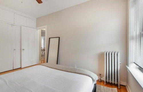 Perfect 3BR Apt in Chicago with WiFi & Laundry - Touhy 3N - Foto 16