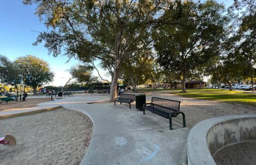 Cheerful house with EV, Parking & backyard - Foto 15