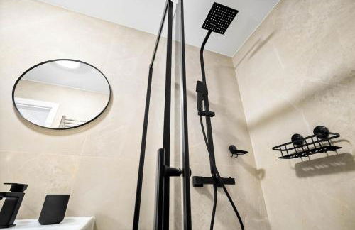 Marcot House Modern 5 bedroom house Solihull 10 mins drive from bhx & nec private off road parking - Foto 59