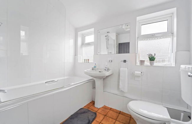 4 Bed Homely Retreat - Wolverhampton - Foto 17