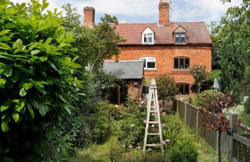 Romantic Cotswold Cottage- dog friendly and village location - Photo 33