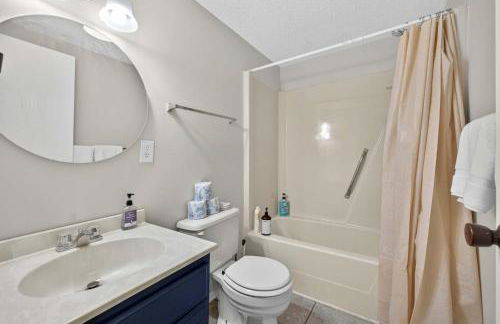 Wooded Chalet w Hot Tub & Indoor Pool, Gym Access - Foto 38