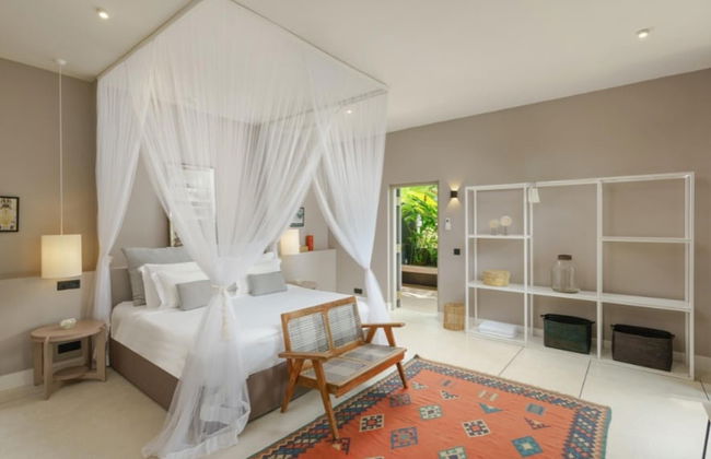 Cool and Contemporary Hilltop Villa With Ocean Views - Photo 2