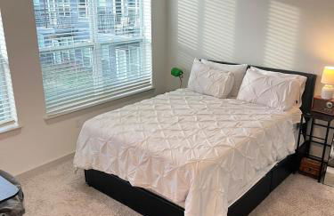 Luxury Bedroom with Private Bath & Closet Near Airport and Downtown Boston - Foto 1