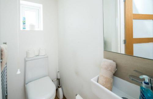 Elegant 2BD House with Garden and Decked Patio - Foto 14