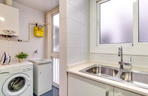 Spacious 4 Bedroom Apartment Fira BCN & Camp Nou - Foto 29