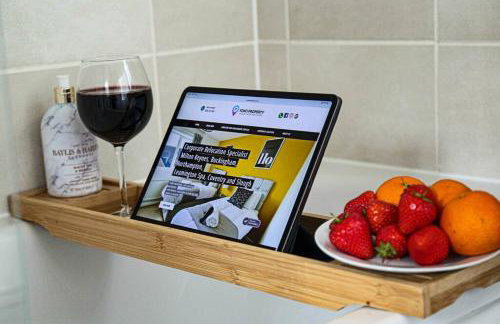 Stylish House with Smart TVs and Netflix, Fast Wifi, Free Parking and Garden by Yoko Property - Foto 16