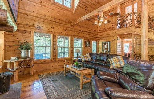 Cozy Creekside Log Cabin w Firepit, Hot Tub, WIFI - Foto 24