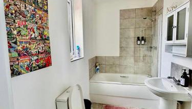 #56 4-Bedroom House Near Shops with - Sleeps 8 - Perfect for Contractors and Families - Free Parking - Foto 5