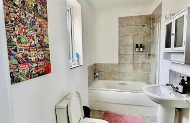 #56 4-Bedroom House Near Shops with Free Parking - Foto 5