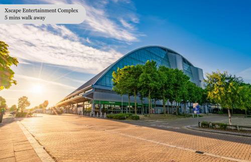 Beautiful City Centre Apartment with Free Parking, Fast-Wifi, SmartTV with Netflix and Private Garden by Yoko Property - Foto 31