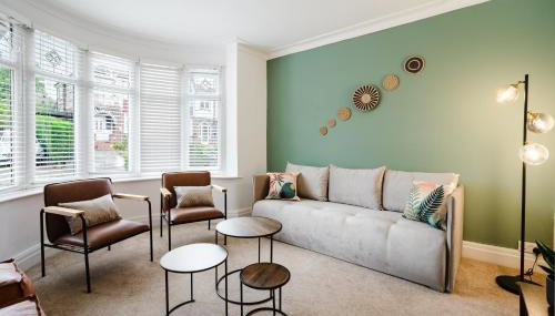 Bright 4BR Home with Garden with Free Parking and Sleeps up to 9 - Foto 3