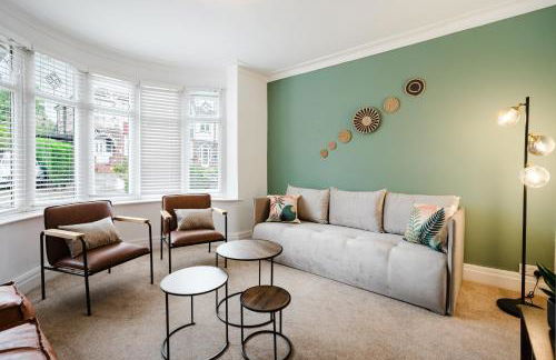 Bright 4BR Home with Garden with Free Parking and Sleeps up to 9 - Foto 3