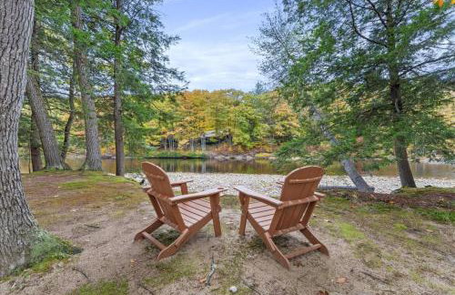 White Mountain Retreat with Theater, Fire Pit, Game Room and River Access - Foto 57