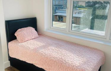 Newly Refubirshed House, Ideal for group Stay- 5 En-suite beds, close to Heathrow & 5 mins from Hayes Stn - Elizabeth Line - Foto 11