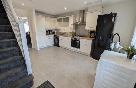 Large Modern House with Private Parking - Foto 30