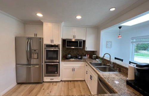 Modern 3 King Beds, Beautiful Large Backyard, WFH, Long Stays, Waterfall, WI-FI, FWY, 25 mins to Beach - Photo 11