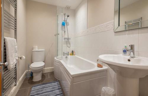 Sleeps 5 - 3 Bedrooms - walk to the square hosted Happy Valley cast - Foto 34