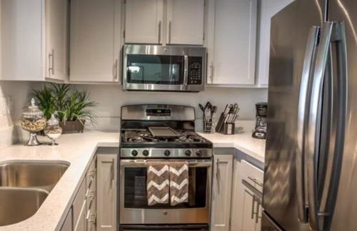 Designer Penthouse 2 Bedroom with Balcony Beverly Hills Adjacent - Foto 81