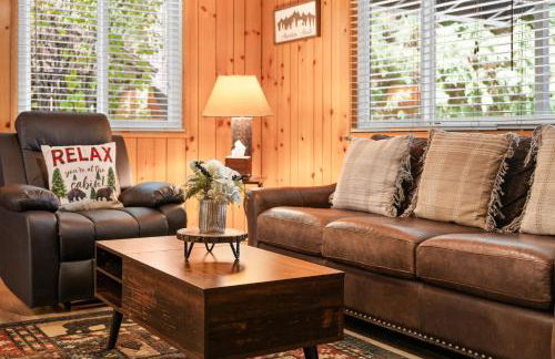 Tranquil Retreat with Fenced Backyard, Hot tub & Bar - Foto 9