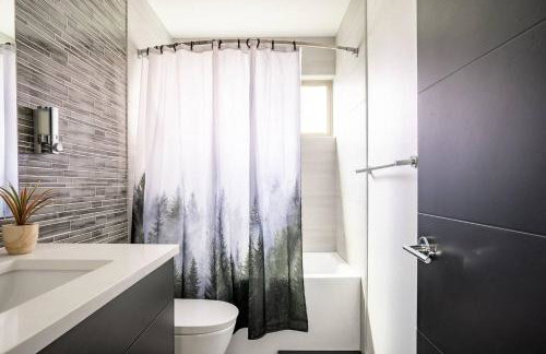 Stylish Urban Retreat w Rooftop Deck - Foto 34