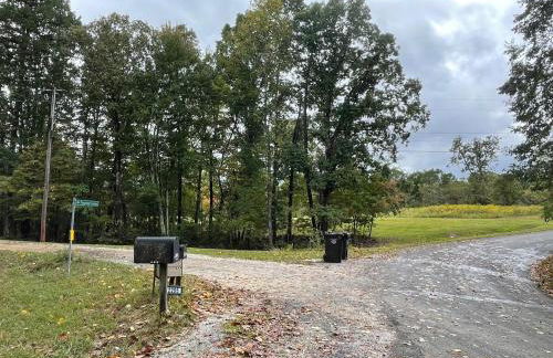 Rustic Mountaintop Cabin on small farm with WiFi - Foto 34