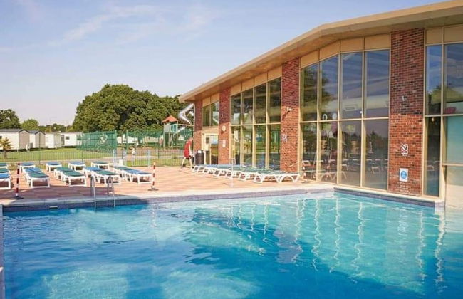 3-bed Homely Modern Caravan in Clacton-on-sea - Foto 5