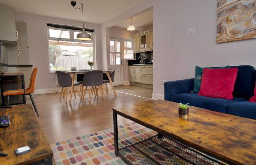 London Road Villa - Free Netflix, Private Parking, WiFi & Private Garden - Photo 4
