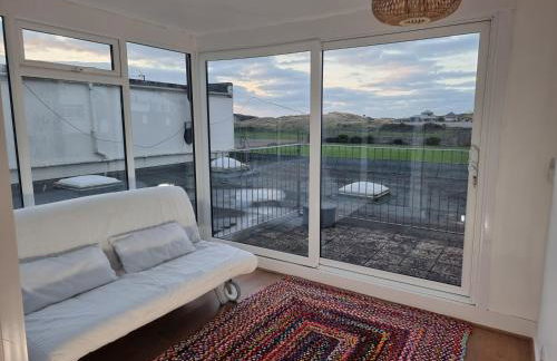 Neet Retreat - sleeps 7 next to beach - Foto 41