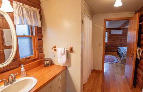 Mountain Top Cabin! Hot tub, Fireplace, Dog Friendly - Photo 21