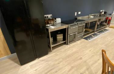 Luxury cosy carriage with electric private hot tub - Photo 13