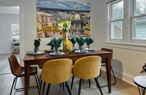 Step into School Spirit at the Golden Dome Getaway - Foto 36