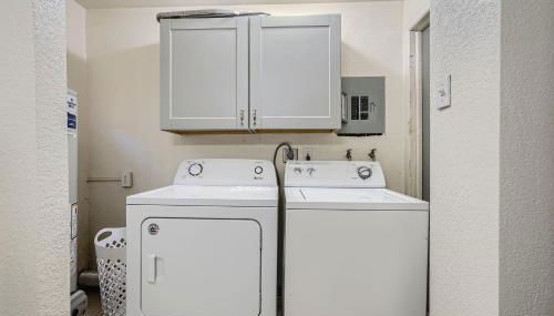 Vaulted Ceilings, Natural Light Apt near Olde Town - Photo 4
