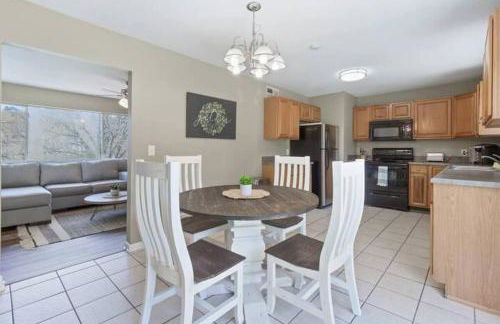 Travis' Place - Convenient and Affordable Location - Foto 8