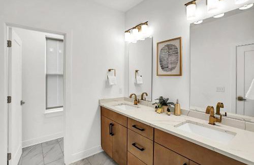 Luxury Townhouse with Fireplace Rooftop Deck Close to Downtown-Family Friendly - Foto 37