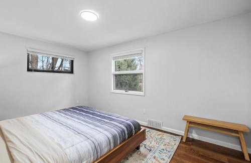 Stylish and Accessible Six Bedroom Home in Wexford/Pittsburg With Kids Amenities - Foto 29