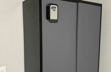 Modern 2024 Townhome with Indoor Hoops Huge TVs and Gray Chic Design - Foto 8